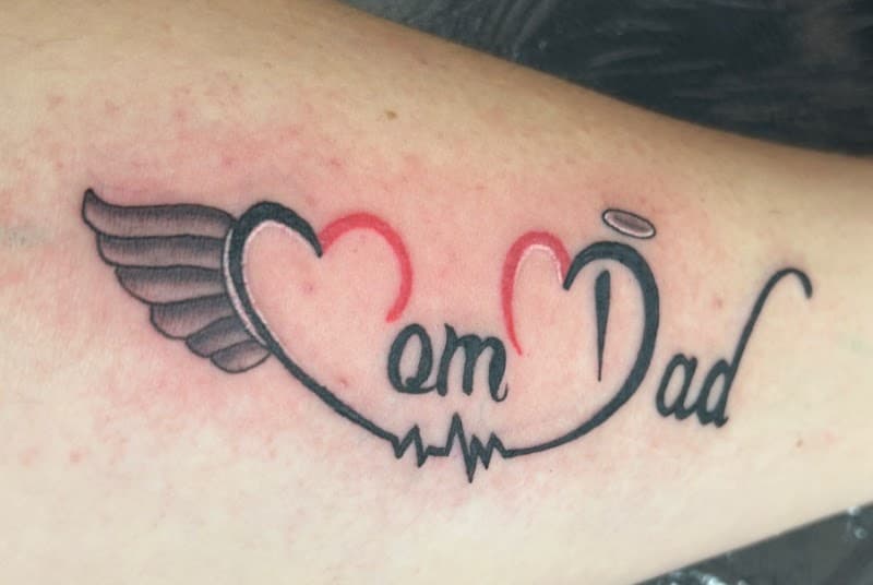 Mom Dad tekst met hartslag, vleugel en halo.