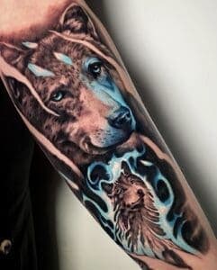 Realistische wolf met blauwe ogen en een kleinere wolf in een blauwe vlam eronder.