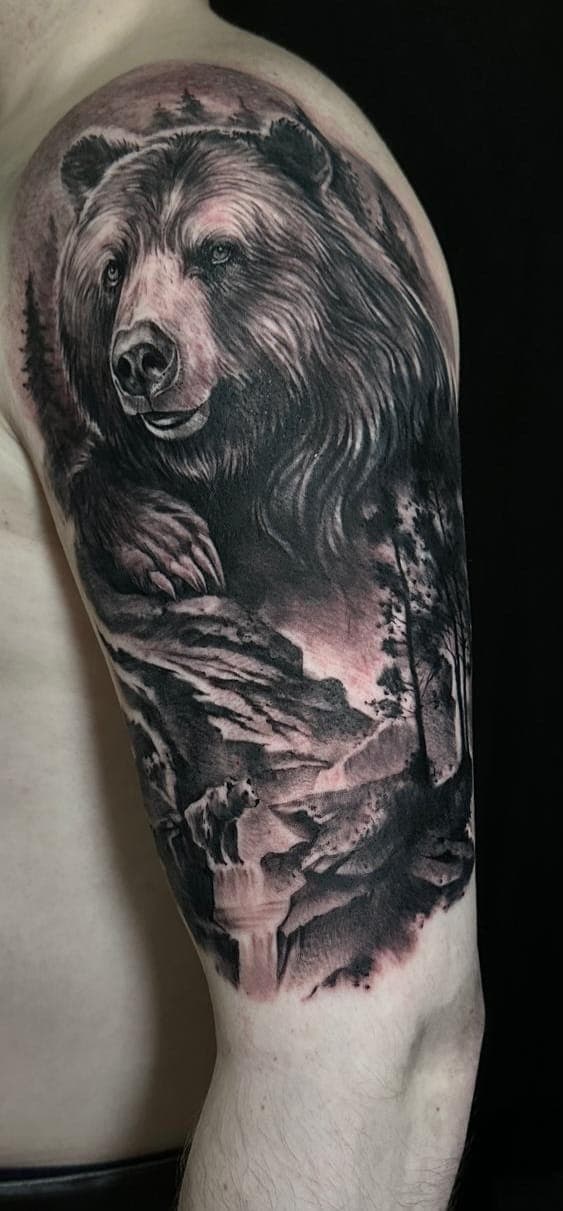 Realistische beer en natuurlandschap op bovenarm.