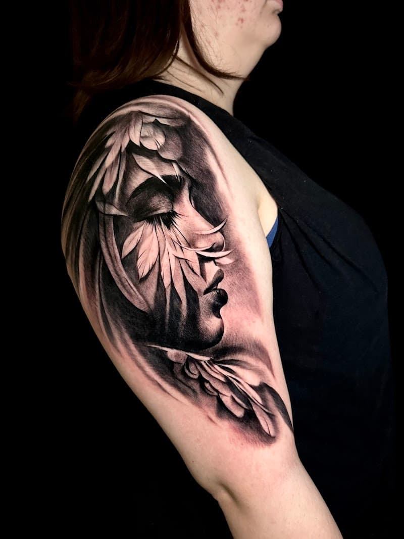 Realistisch portret van een vrouw met bladeren op de bovenarm.