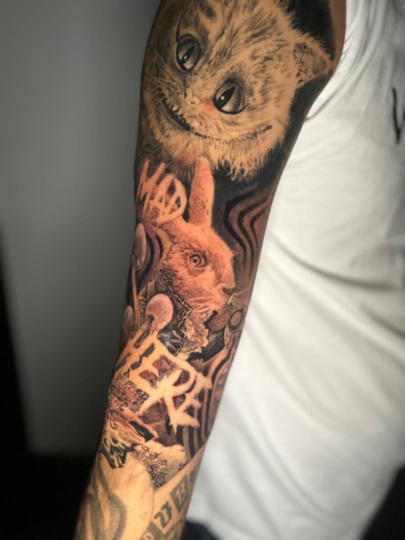 Black & grey Alice in Wonderland tattoo met Cheshire Cat en White Rabbit.