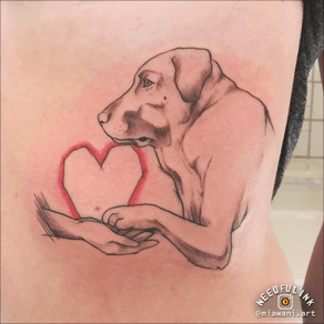 Illustratieve tattoo van een hond die een poot geeft aan een hand met een hart.