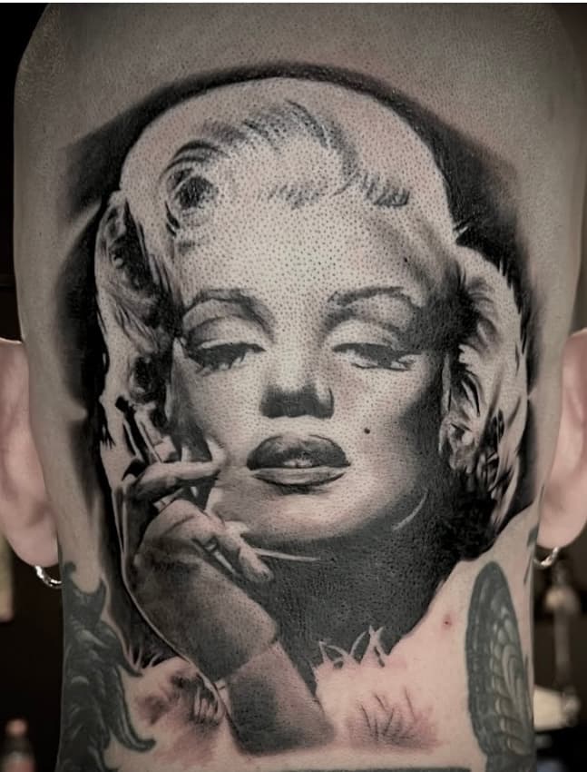 Realistisch zwart-wit portret van Marilyn Monroe op het achterhoofd.