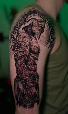 Realistische Spartaanse krijger op bovenarm.