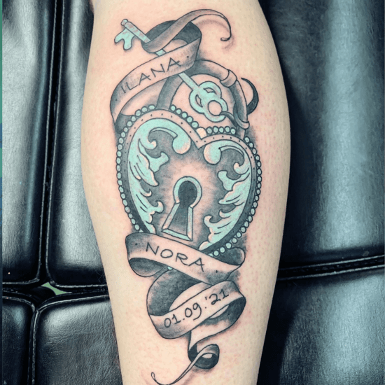 Neo-traditional hartslot met sleutel, namen Ilana, Nora en datum.