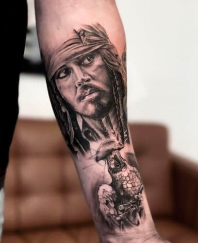 Realistisch portret van Jack Sparrow en een papegaai op de onderarm.