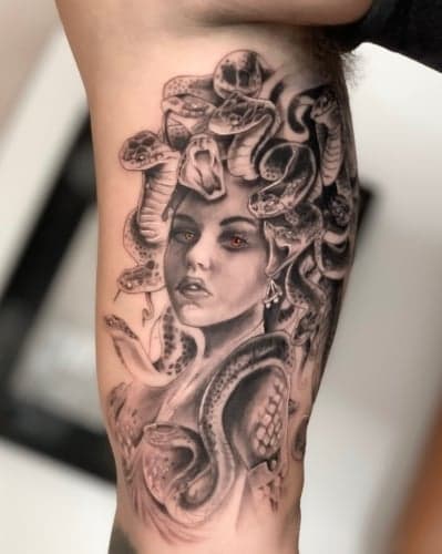 Realistische Medusa tattoo met slangenhaar en rode ogen.