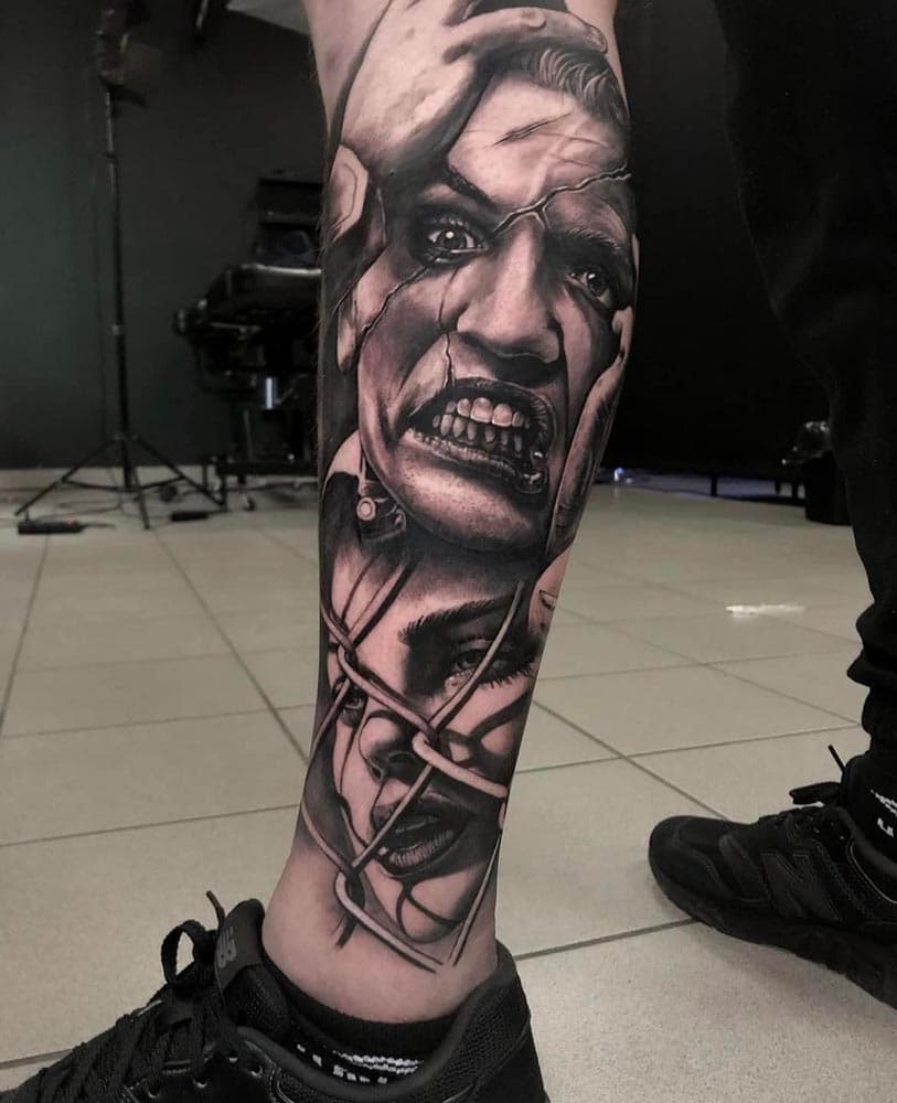 Realistische zwart-wit tattoo van twee gezichten, één gebarsten en één achter tralies.