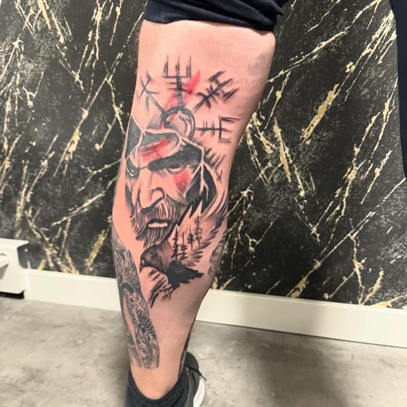 Kratos portret met Vegvisir en raaf op kuit.