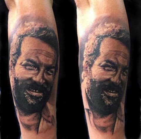Realistisch portret van Bud Spencer op onderarm.