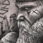 Realistische Viking portret tattoo met runen in zwart-wit.