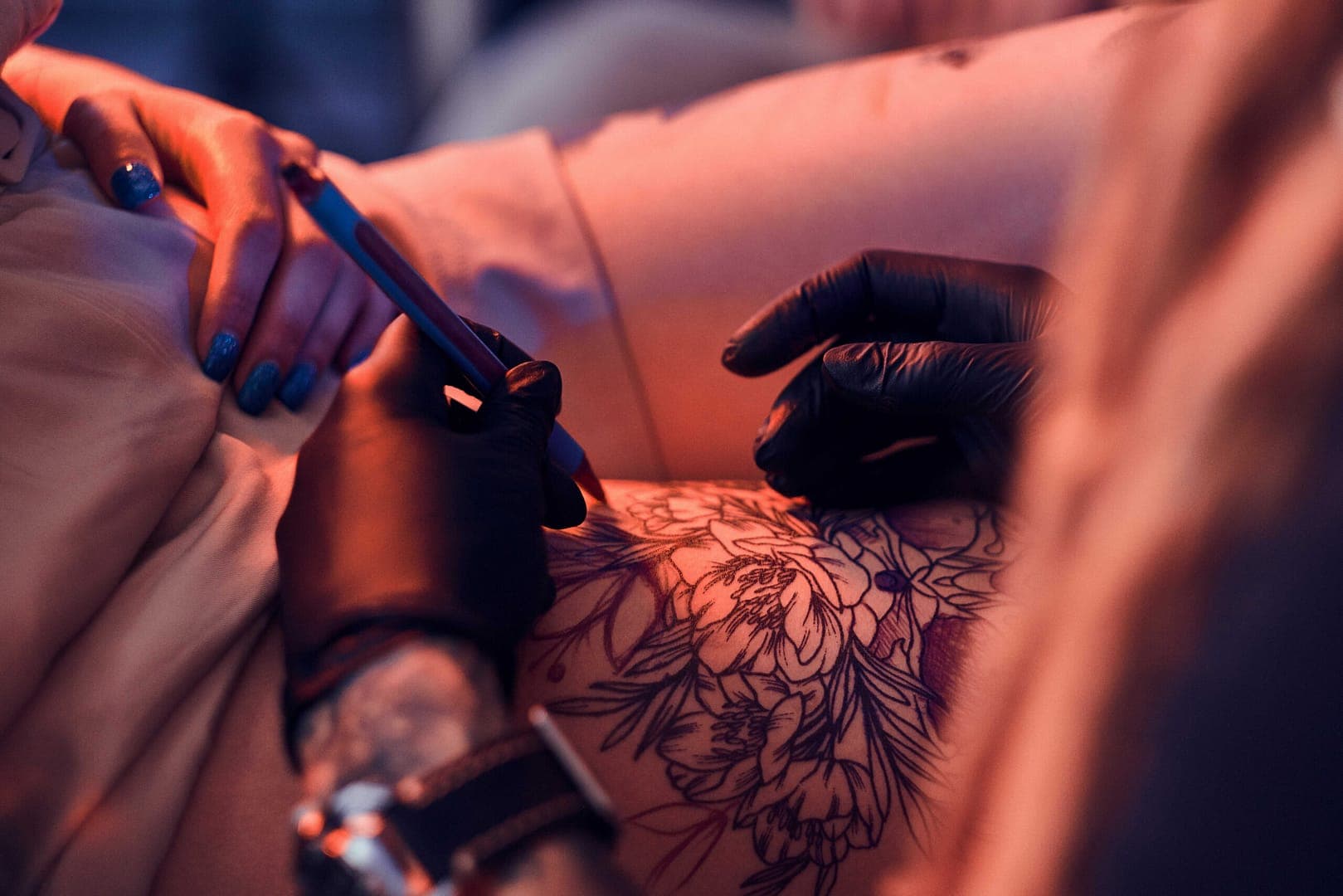 Zwart-wit bloemen tattoo in wording op de zij.