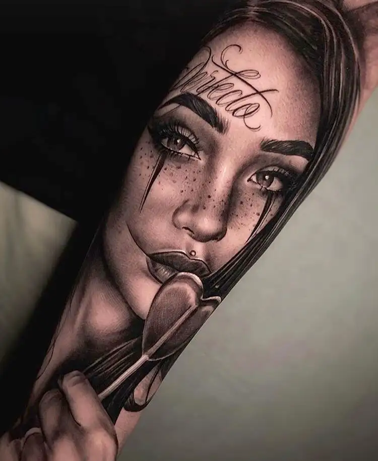 Realistisch portret van een vrouw met 'Perfecta' tekst en een hartlolly.