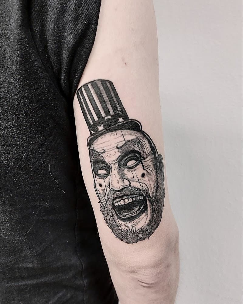 Griezelige clown met Amerikaanse hoed op bovenarm