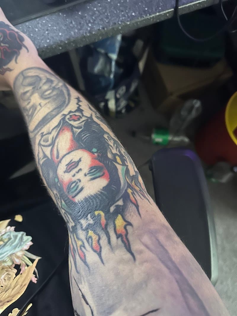 Japanse dame met vlammen en schedel op onderarm.