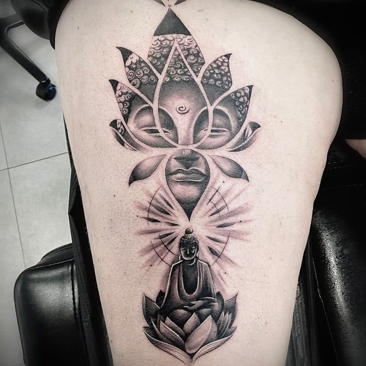 Blackwork tattoo van Boeddha in lotus en een groot Boeddha gezicht erboven.