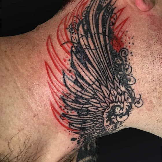 Zwart-rode vleugel tattoo in de nek met schetsachtige lijnen.