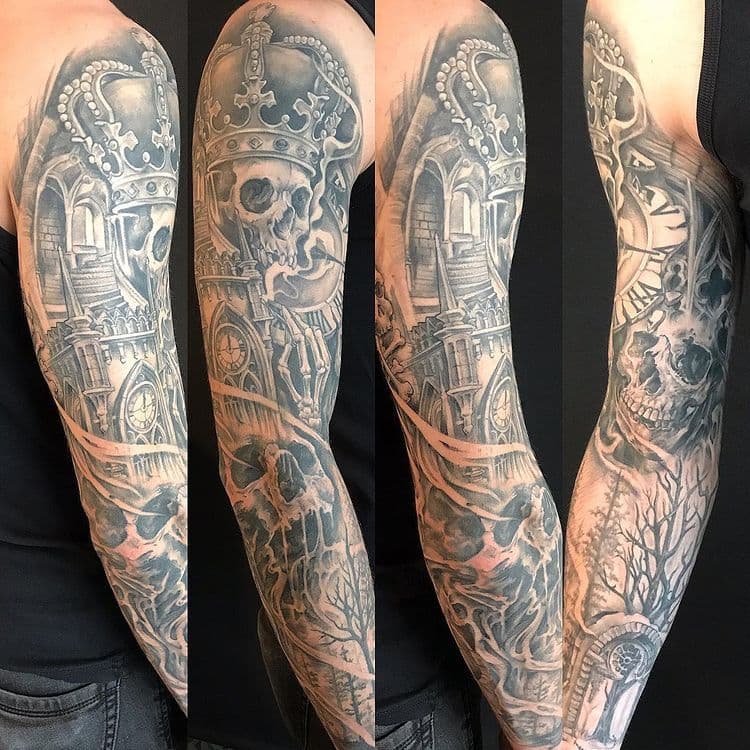 Zwart-grijze sleeve met schedel, kroon, klok en architectuur.
