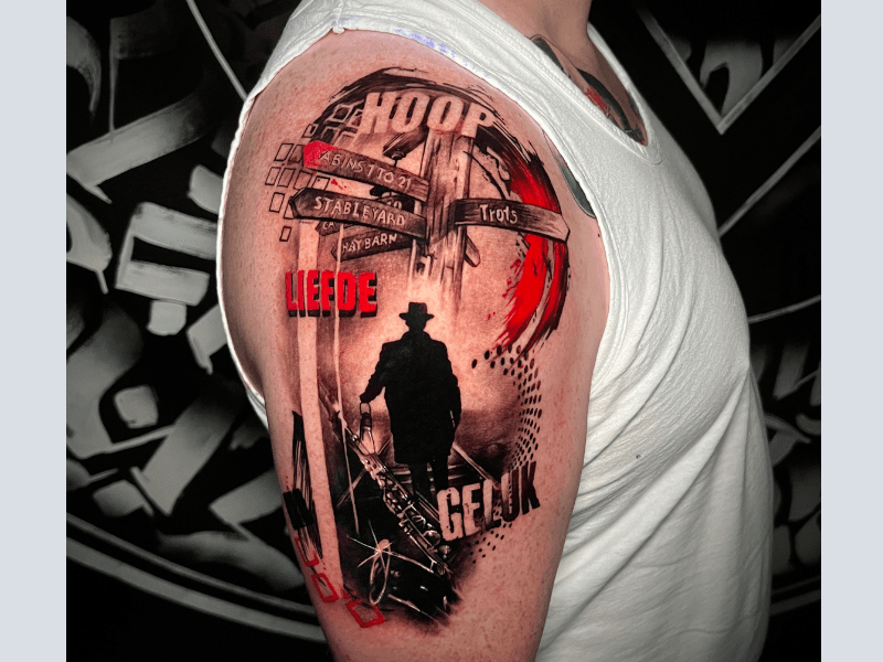 Trash polka tattoo met man, wegwijzer en Nederlandse woorden.