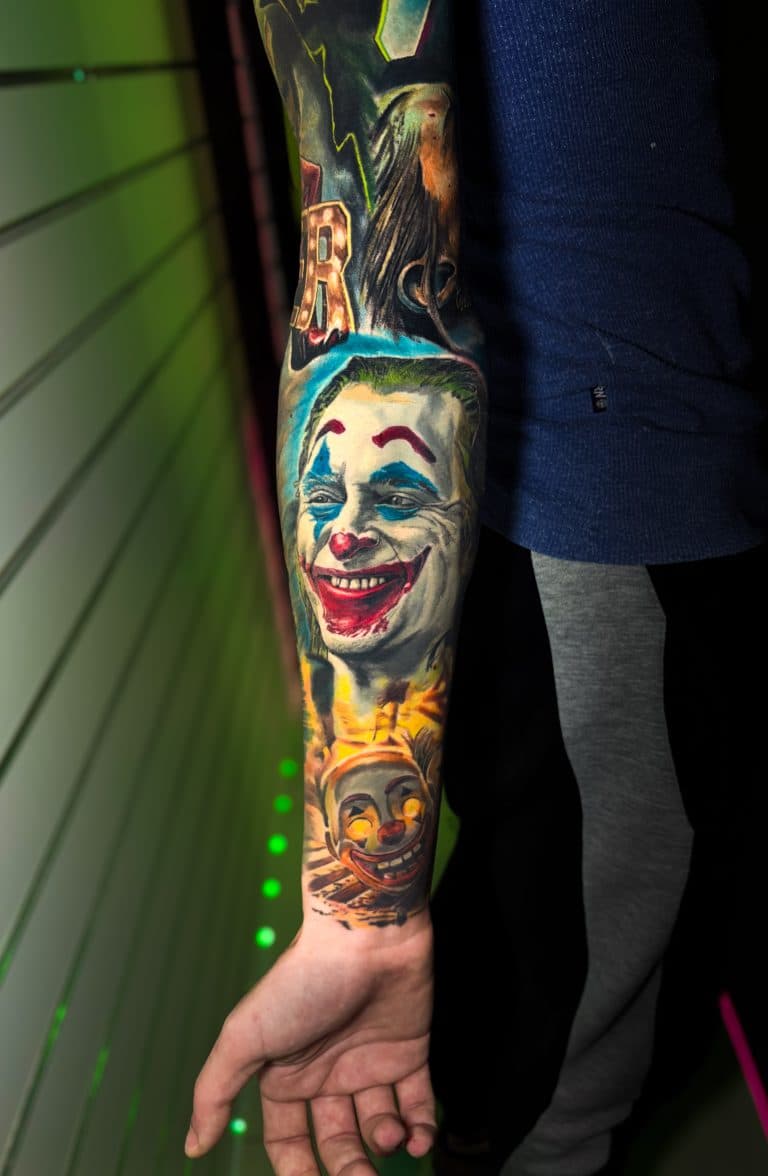 Kleurrijke realistische Joker tattoo op onderarm.