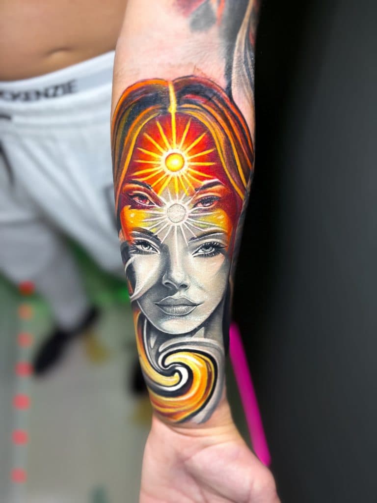 Surrealistisch portret van een vrouw met zon en maan elementen op de onderarm.