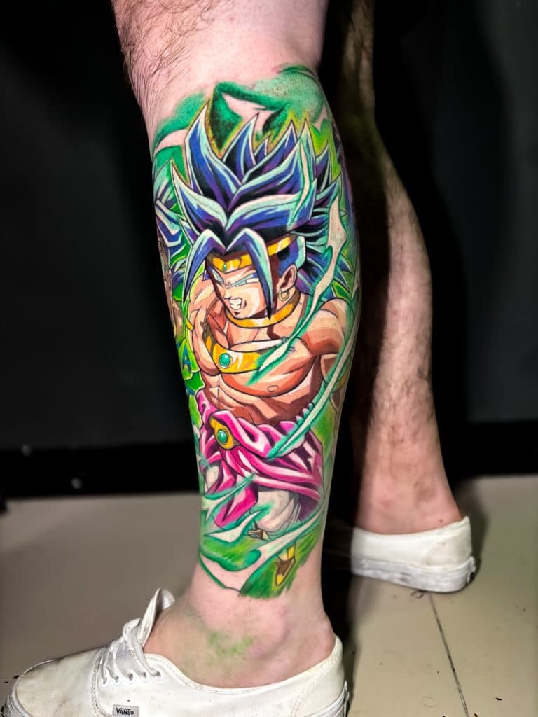 Kleurrijke Dragon Ball Z Broly tattoo op onderbeen.