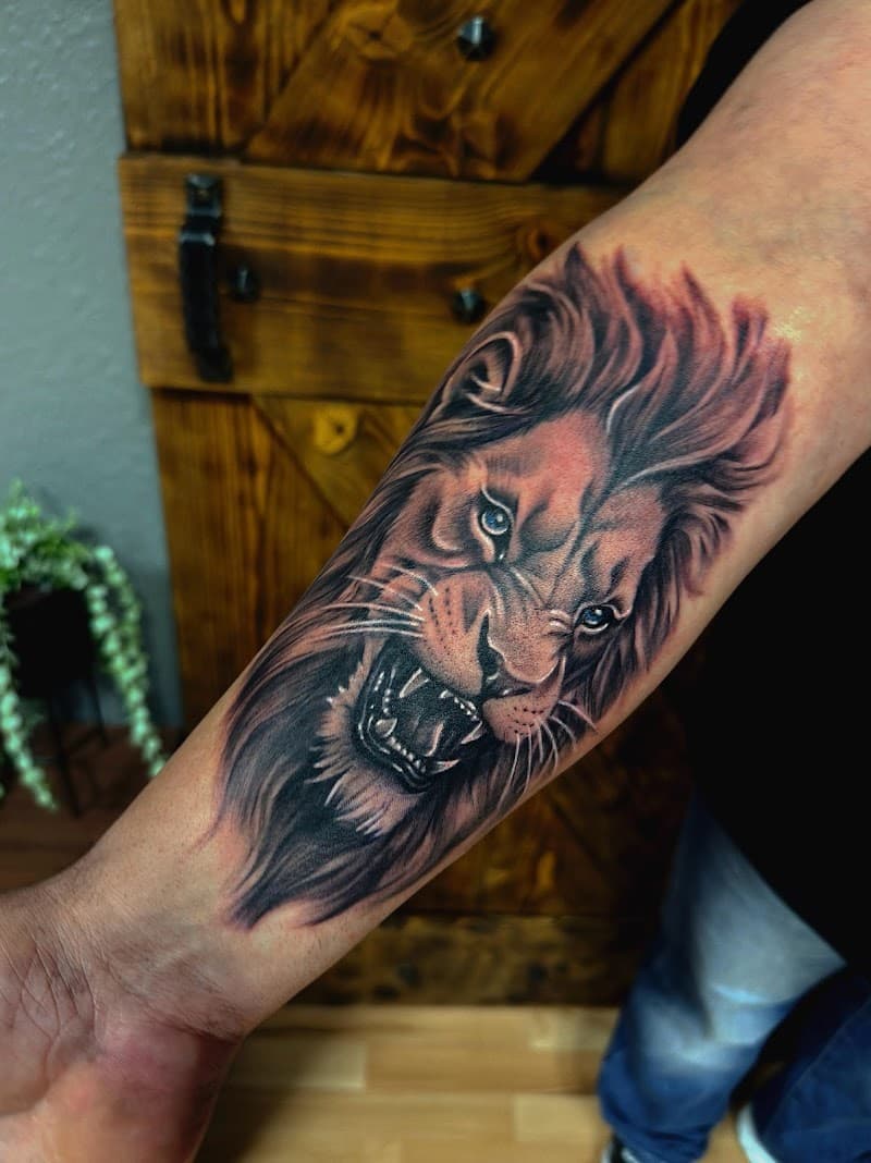 Realistische brullende leeuw op onderarm.