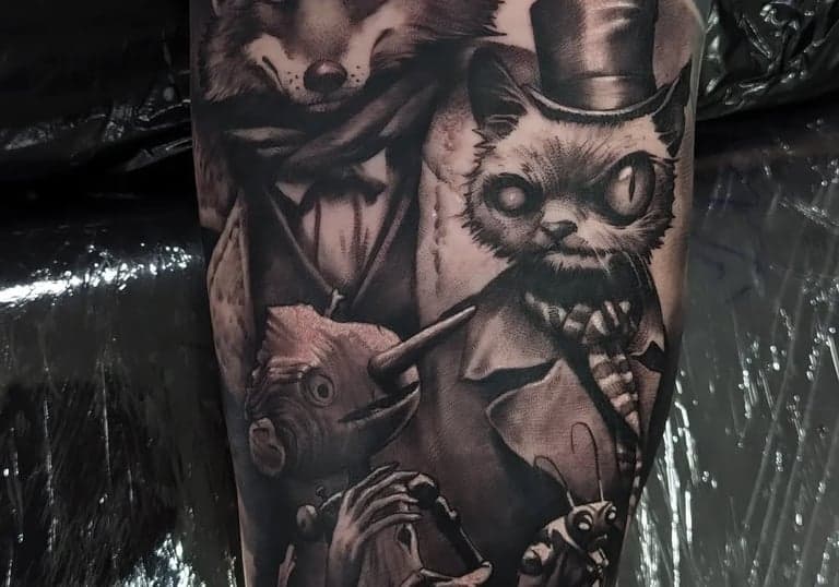 Gedetailleerde zwart-wit tattoo van Pinokkio, de Vos en de Kat.