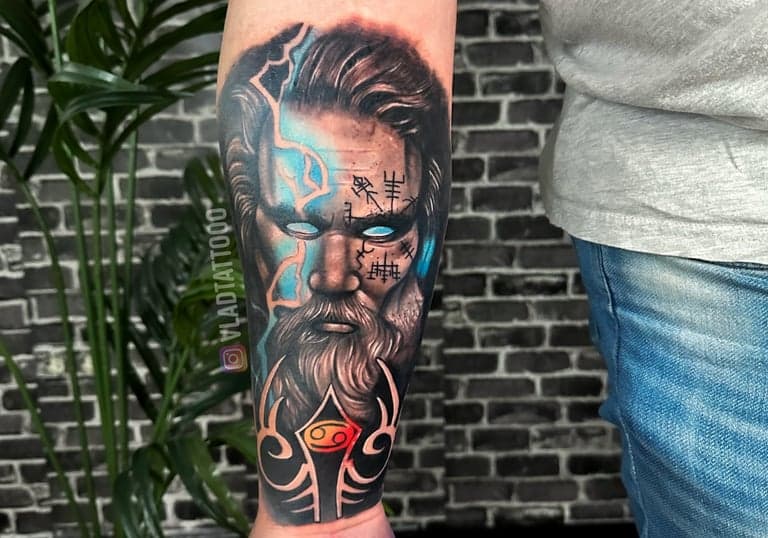 Realistisch portret van Zeus/Odin met bliksem, runen en Kreeft symbool op onderarm.