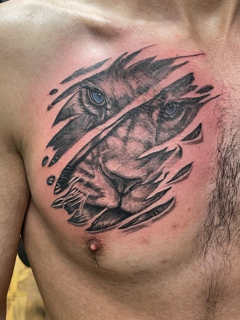 Realistische leeuwenkop die door de huid breekt op de borst.