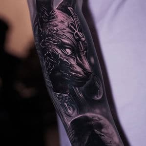 Realistische Anubis tattoo met Egyptische details op de bovenarm.