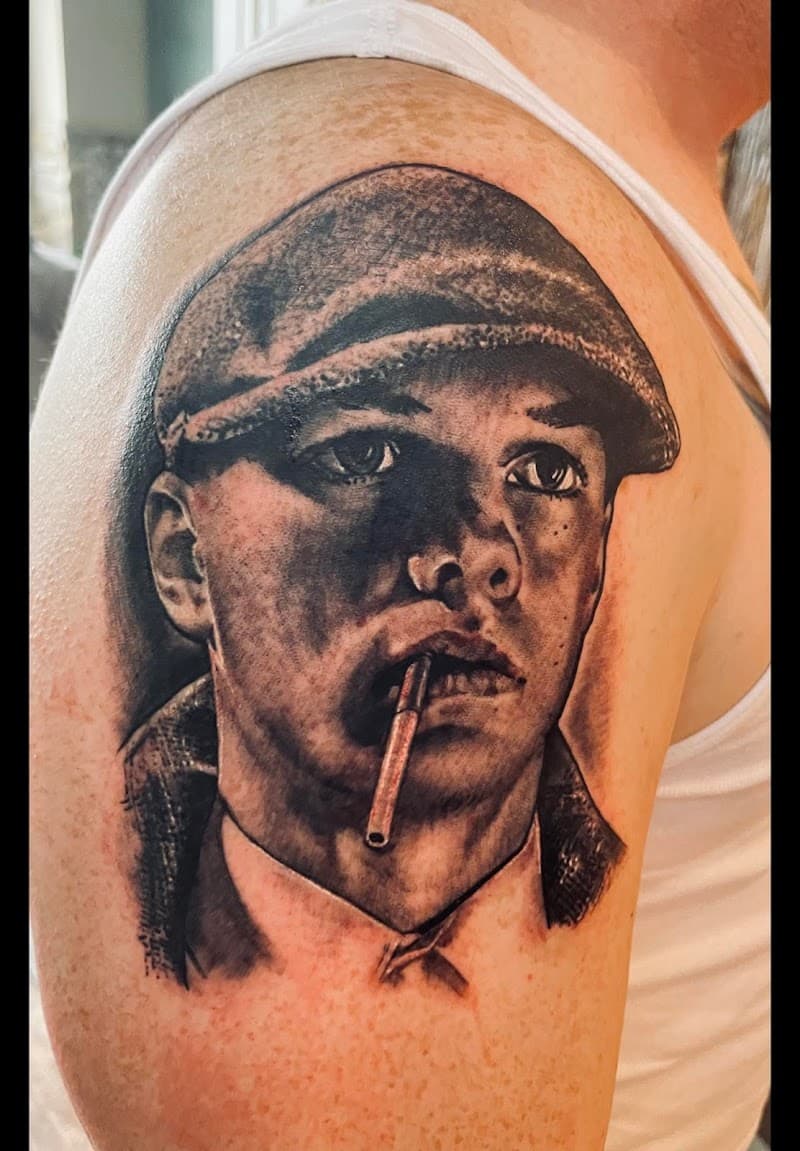 Realistisch portret van Thomas Shelby (Peaky Blinders) met pet en sigaret.