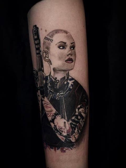 Portret van kale vrouw met tattoos en geweer