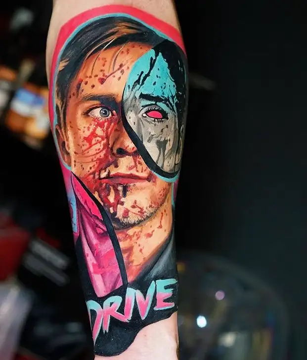 Kleurrijke 'Drive' film tattoo met Ryan Gosling portret en tekst.