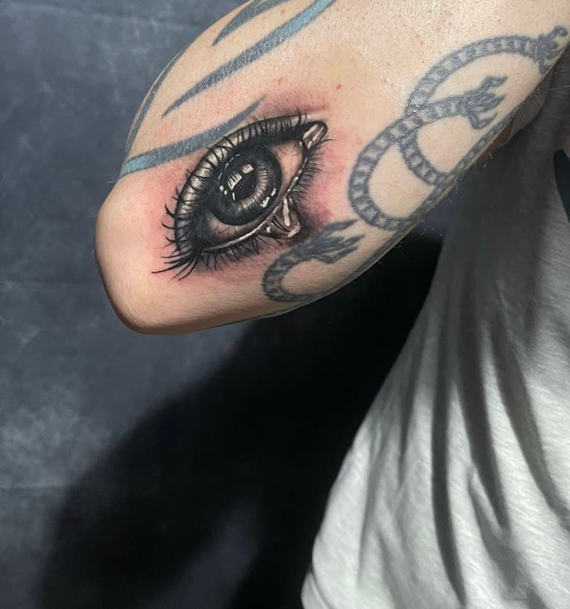 Realistisch huilend oog op de elleboog.