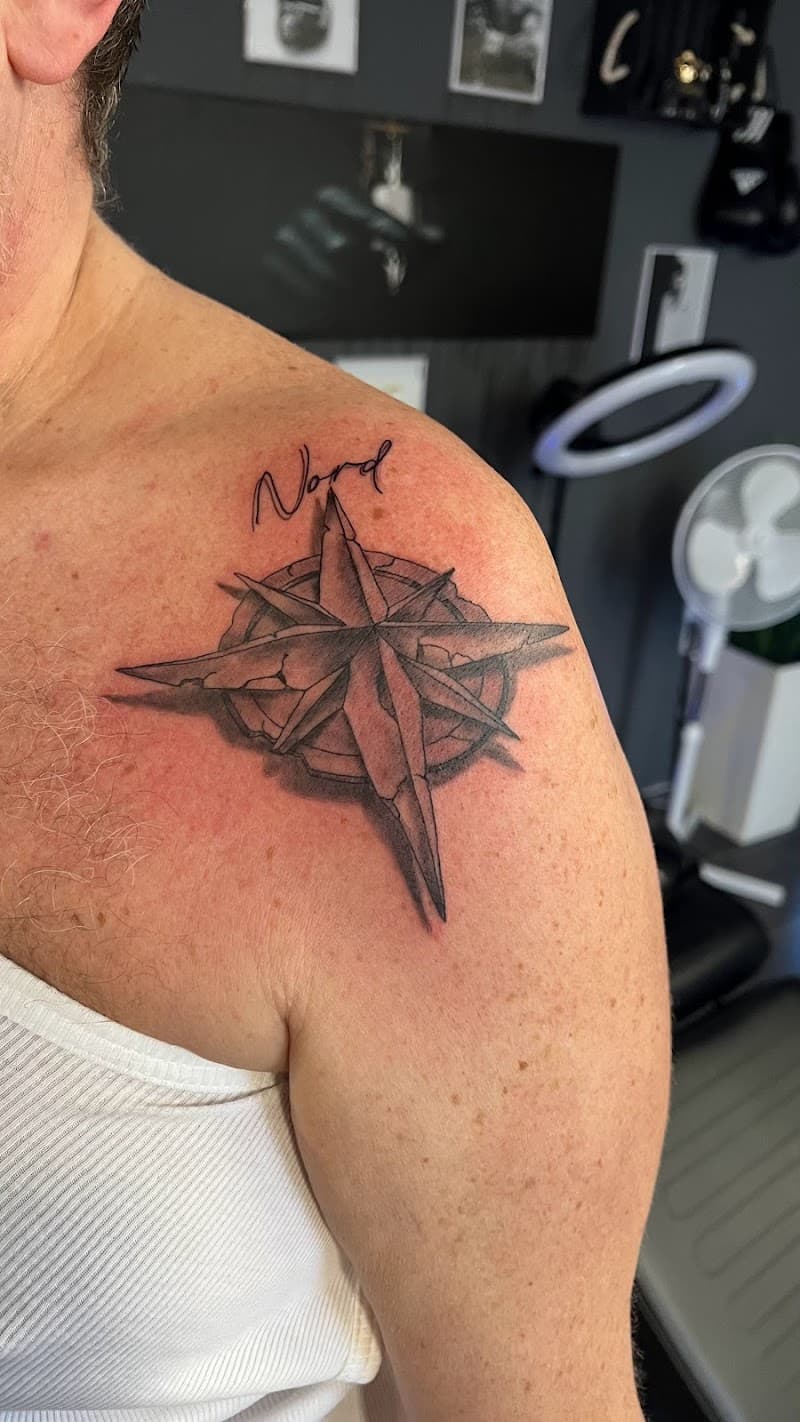 Realistisch kompas met 'Nord' tekst op schouder.