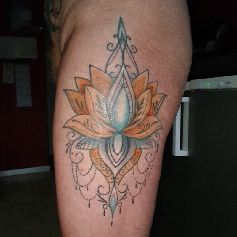 Kleurrijke lotusbloem met sierlijke ornamenten op het bovenbeen.