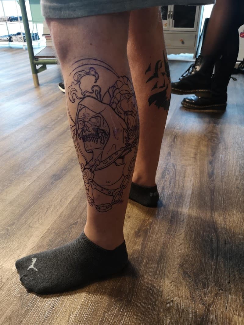 Lijnwerk stencil van Magere Hein met kettingen op onderbeen.