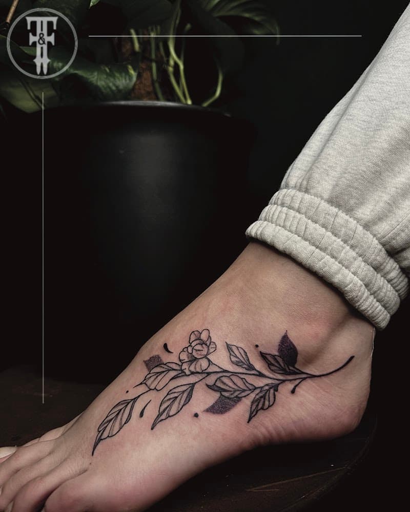 Fineline bloementak met bladeren op de voet.