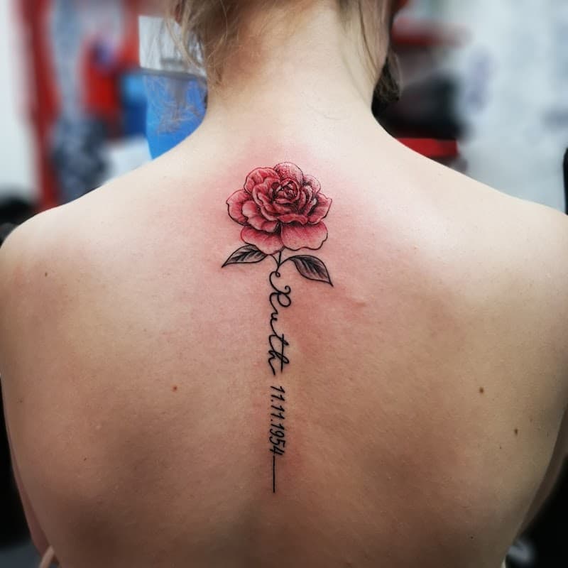 Rode roos met sierlijke naam 'Ruth' en datum op de bovenrug.