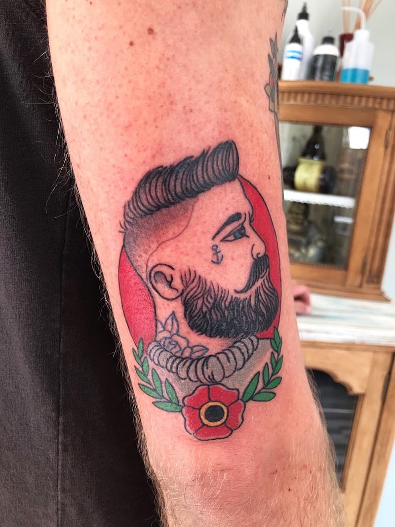 Traditional portret van een bebaarde man met anker en bloem.