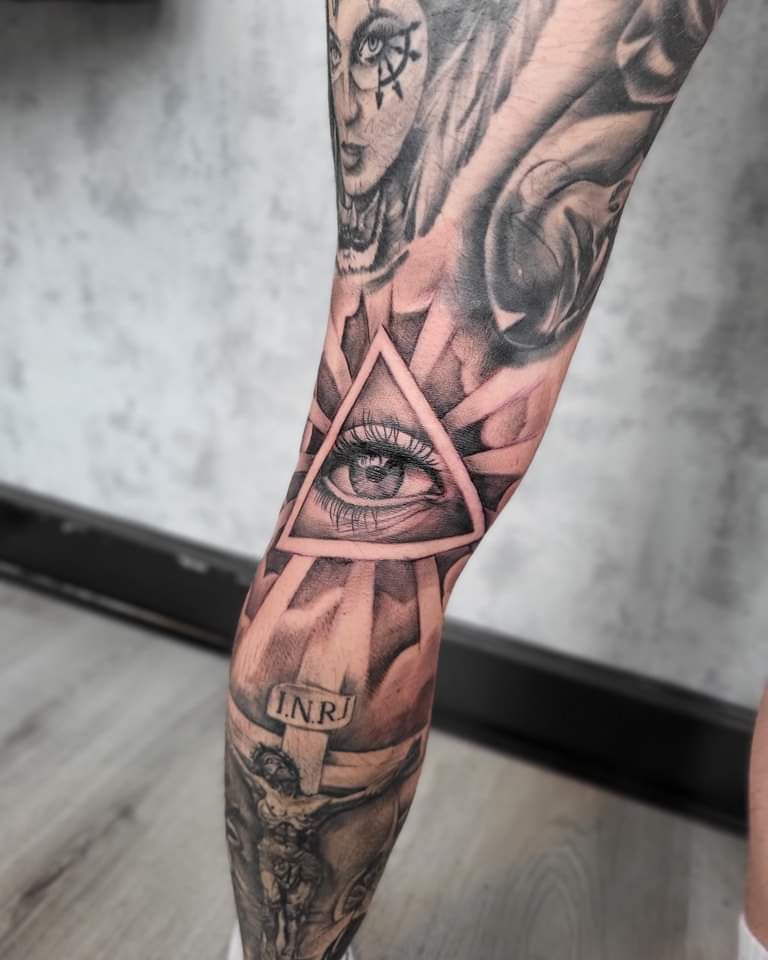 Realistisch Alziend Oog en Jezus aan het kruis op het been.