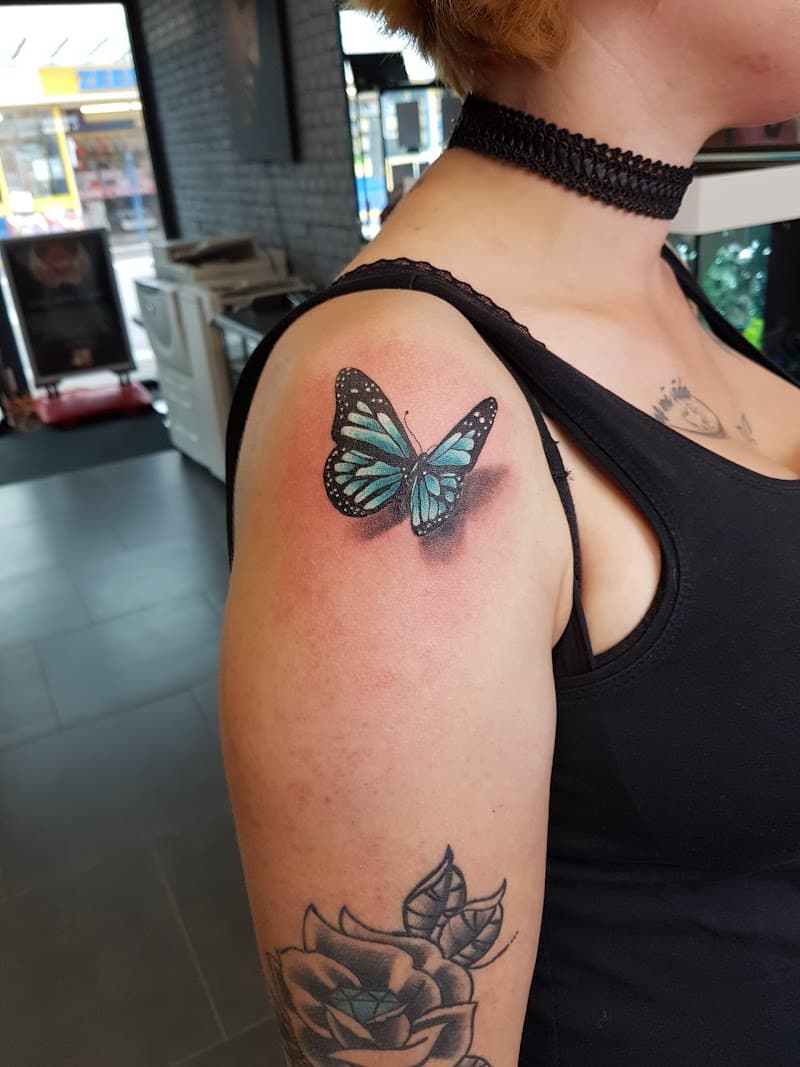 Realistische blauwe vlinder met schaduw op schouder