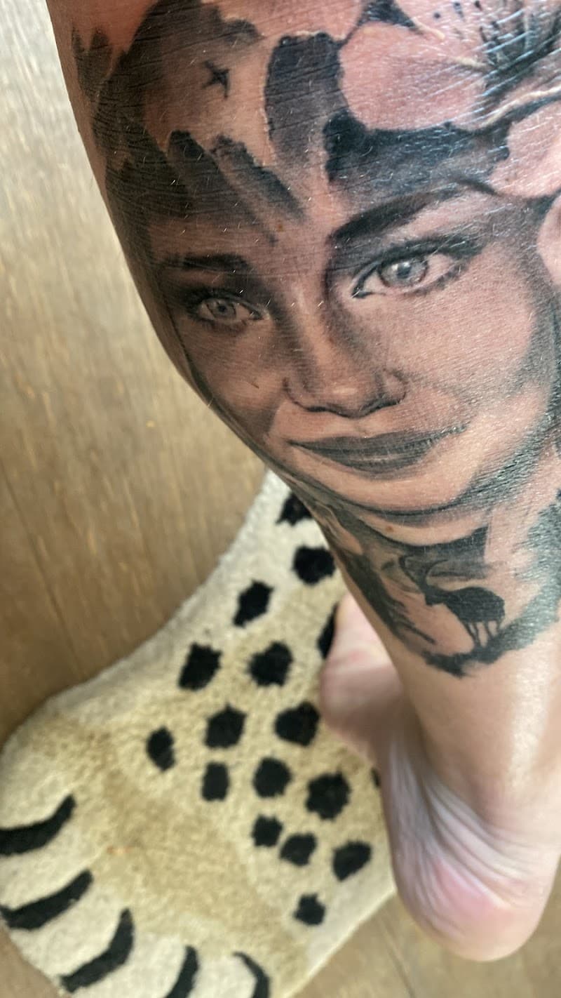 Realistisch portret van een vrouw op het onderbeen.