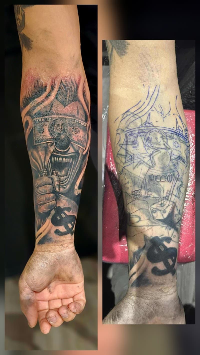 Realistische clown met dollarbiljet en geldzak op onderarm.