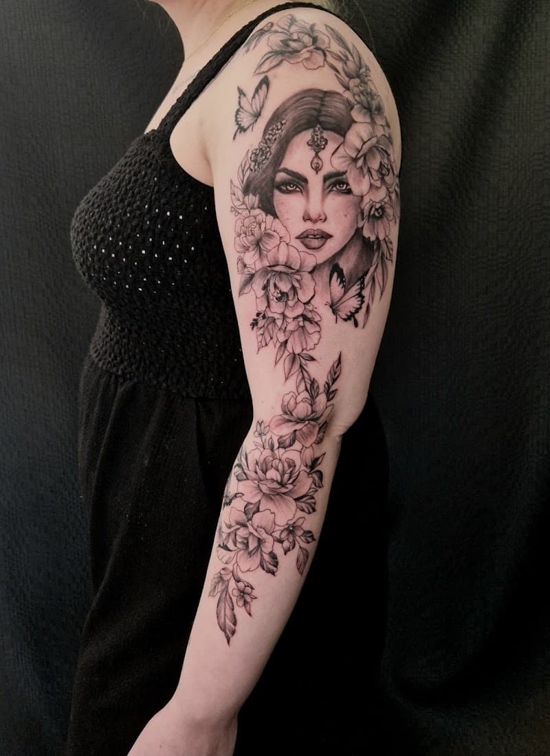 Zwart-wit sleeve met portret van een vrouw, bloemen en vlinders.