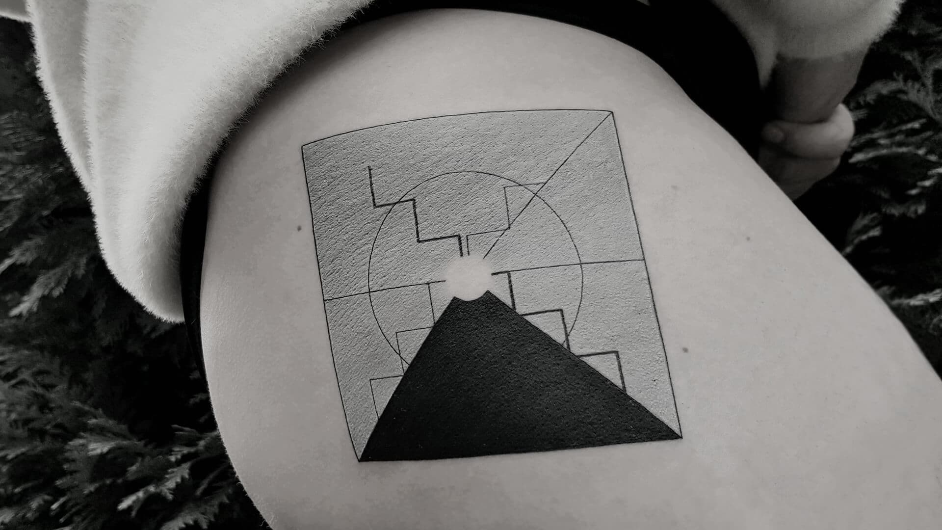 Geometrische tattoo met driehoek, cirkel en doolhof in vierkant.
