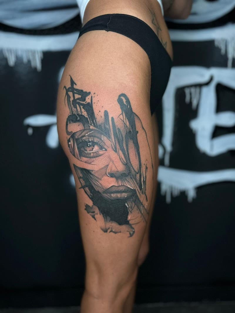 Abstract portret van een vrouw met penseelstreken op het bovenbeen.