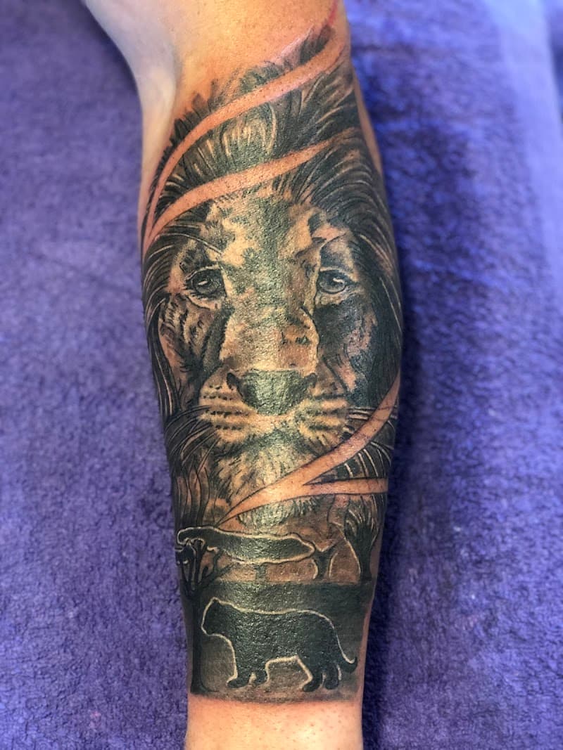 Realistische leeuwenkop met savanne landschap en silhouet op onderbeen.