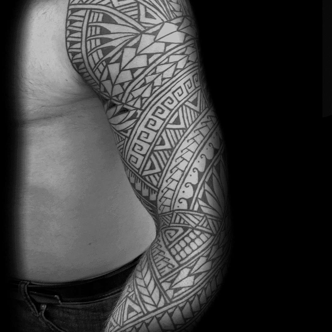 Grote Polynesische tribal sleeve tattoo op arm.